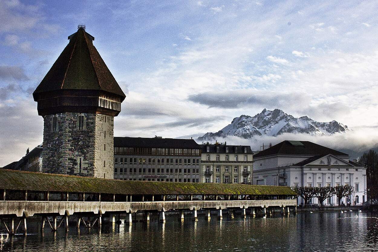 Luzern, Ansicht von Brücke, Stadt und Bergpanorama